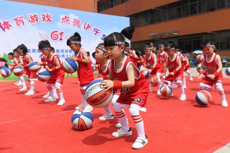 欧文快攻压哨上篮，全场沸腾